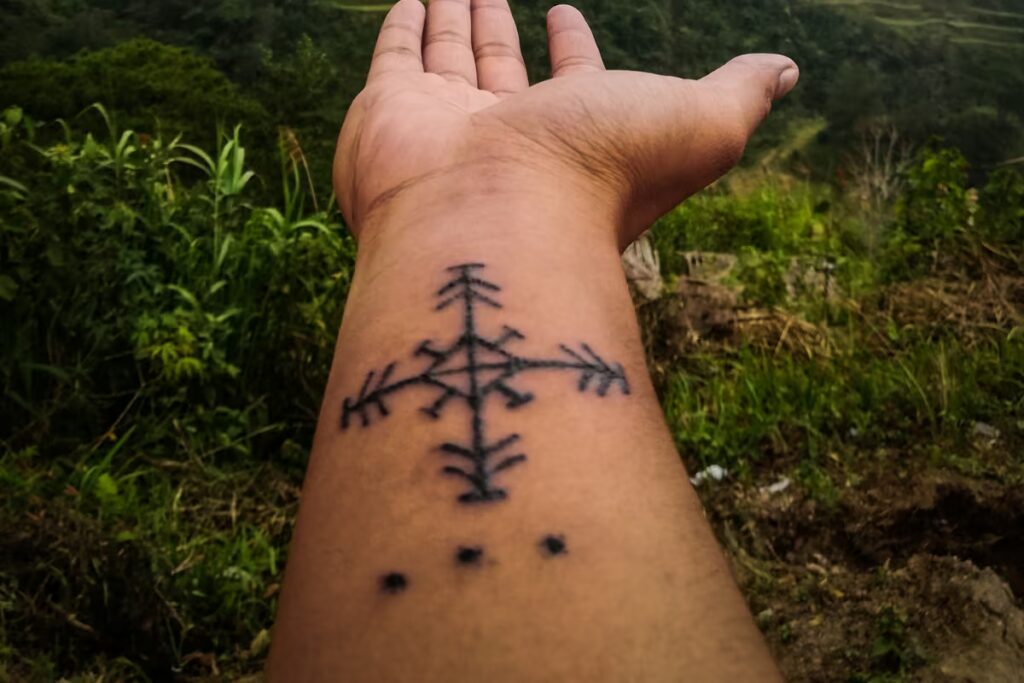 homem-na-floresta-com-uma-tatuagem-no-antebraço homem-na-floresta-com-uma-tatuagem-no-antebraço