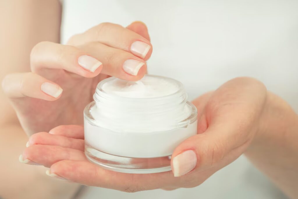 mulher-com-pote-de-creme-na-mão
