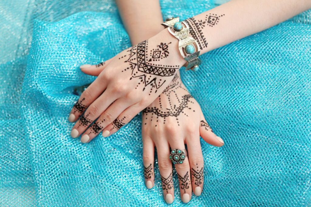 tatuagem-de-rena-recem-feita-nas-maos