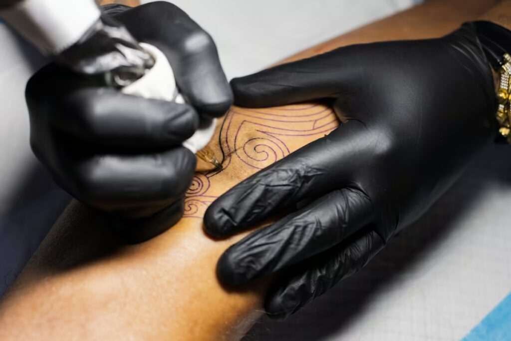 tatuando-um-tribal-no-braço-do-cliente