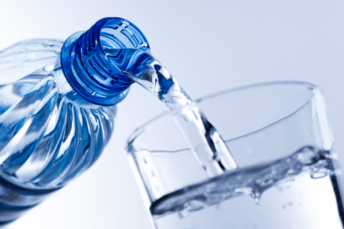 colocando-agua-potavel-no-copo-de-vidro